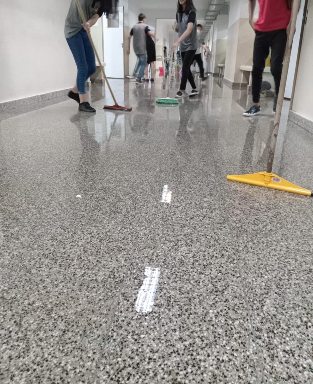 Alumnos y maestros trabajaron juntos para sacar el agua de las aulas. (Gentileza)