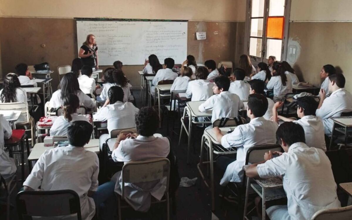 De acuerdo a la Ley de Educación Nacional (2006) la educación es un bien público, que se desarrolla tanto a través de servicios educativos de gestión estatal como privada.