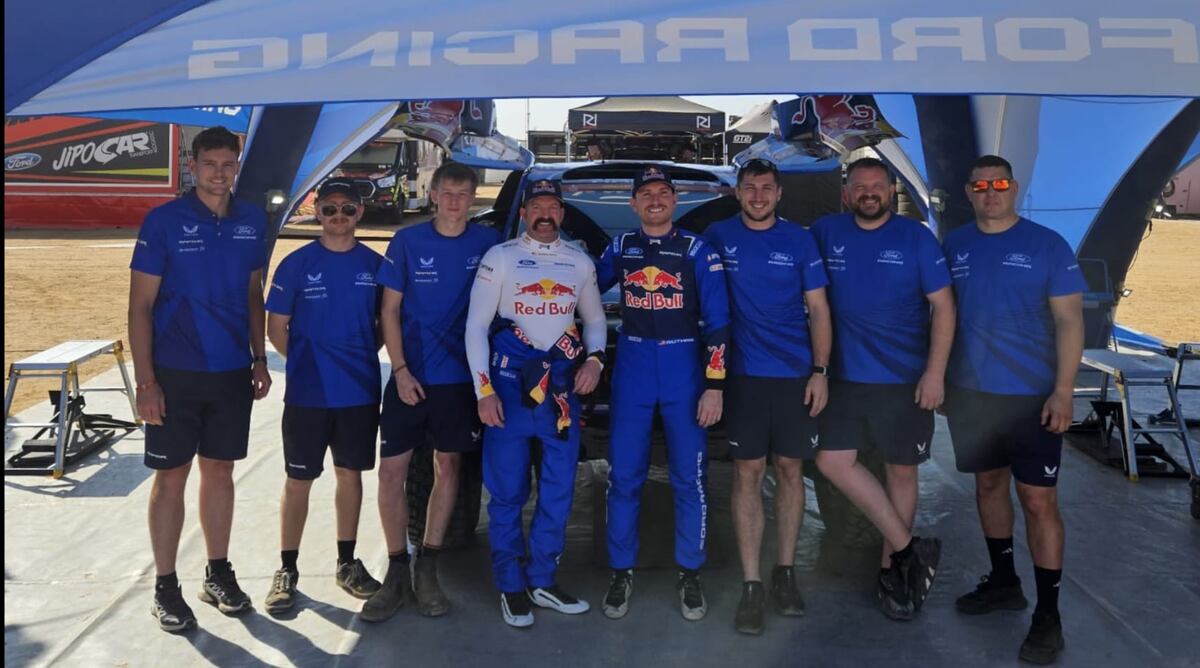 Los seis mecánicos del Ford Raptor de Guthrie y Walch. Montes, el primero de la derecha en la imagen. (Gentileza Ford).