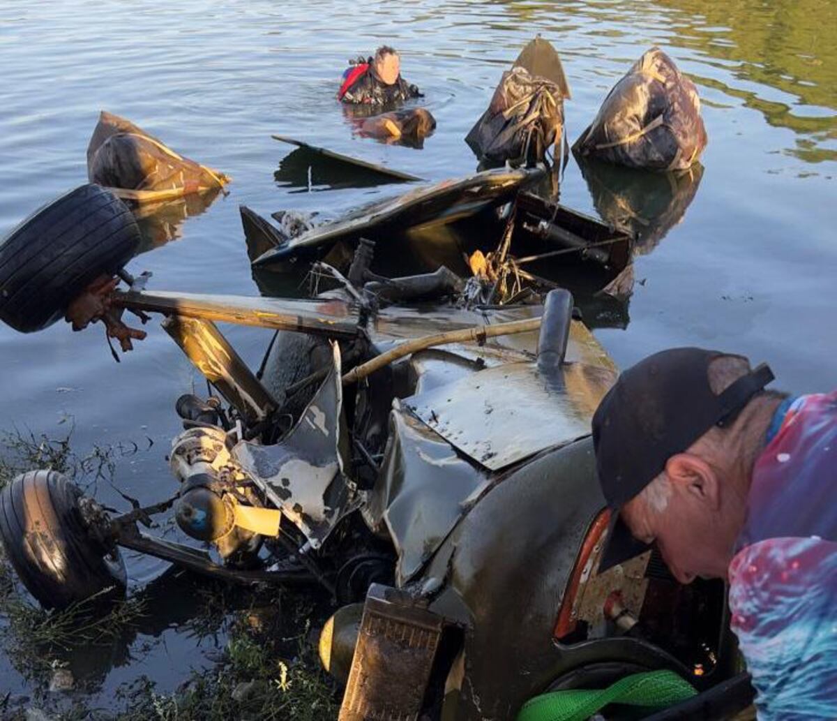 Operativo. Así extrajeron una avioneta que se había caído al dique Los Molinos hace 17 años. (Policía)