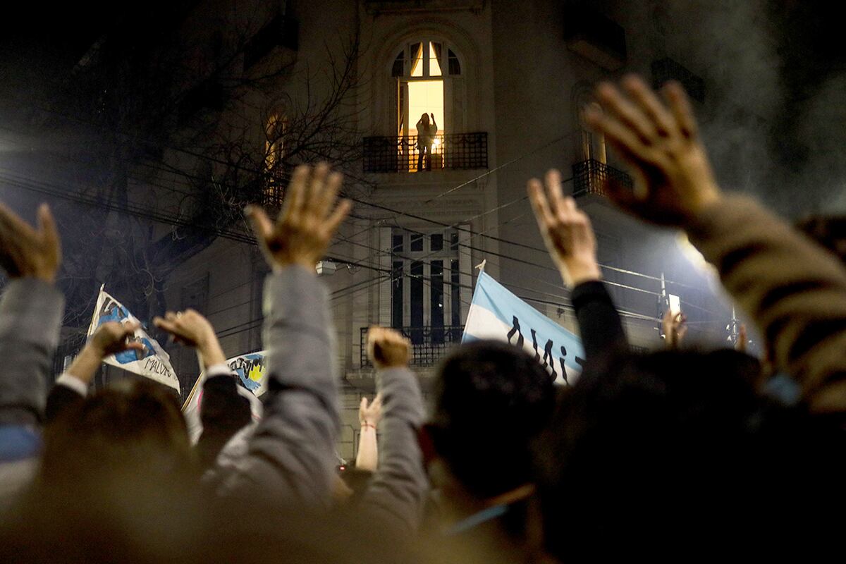 Cristina Fernández de Kirchner sale al balcón a saludar a la militancia. (Gentileza Clarín)