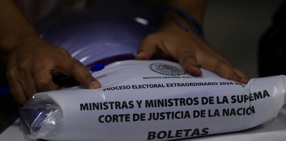 Un empleado electoral sella las boletas tras la elección de jueces en México. Foto: Reuters