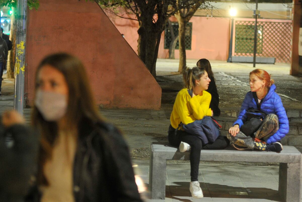 Jóvenes. Según el relevamiento, hay más jóvenes que circulan sin barbijo.  Su uso aumenta con la edad. (José Gabriel Hernández / La Voz)