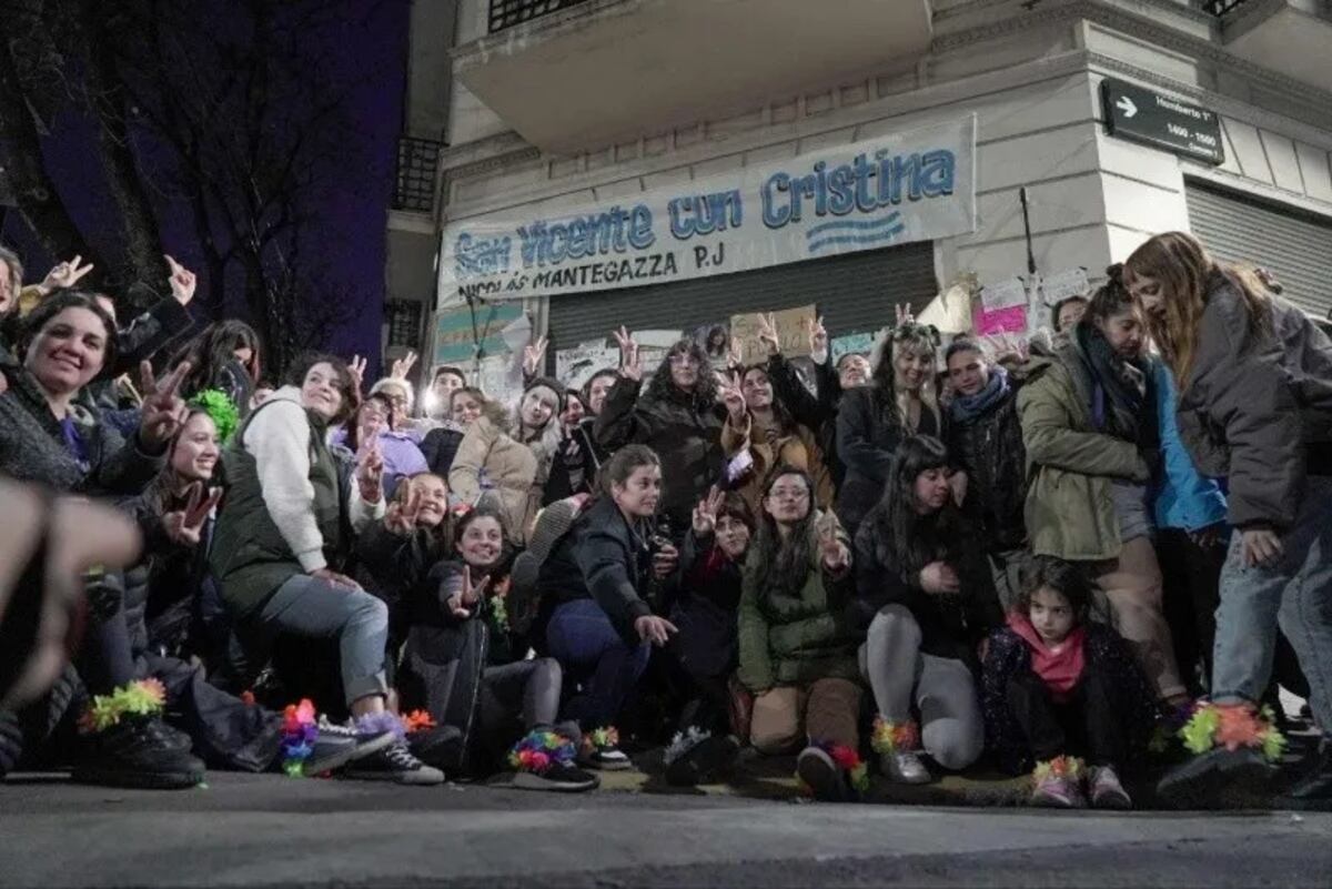 Un grupo de mujeres usaron tobilleras de flores en apoyo a Cristina Fernández