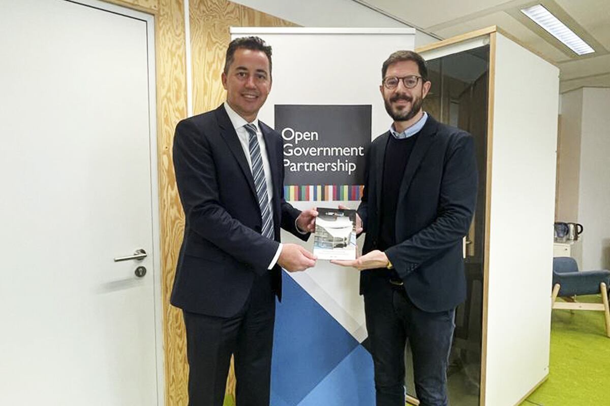 El vicegobernador Manuel Calvo le entregó el plan de Parlamento Abierto a Rudi Borrmann, director de la Alianza para el Gobierno Abierto (OGP). (Foto: Comunicación Legislatura de Córdoba)
