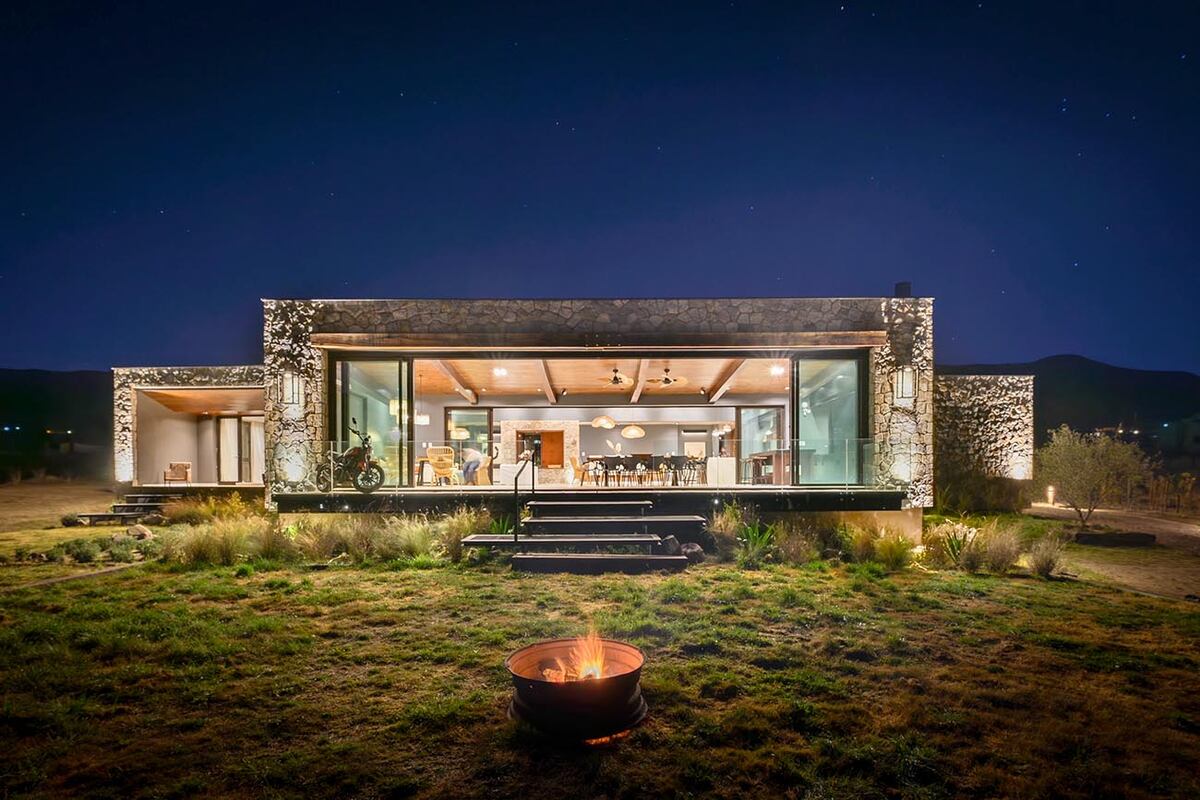 Para evitar los deslumbramientos, es clave encontrar soluciones en las que la luz sea indirecta, reflejada y oculta (proyecto Casa Piedras, Etéreo Arquitectos).