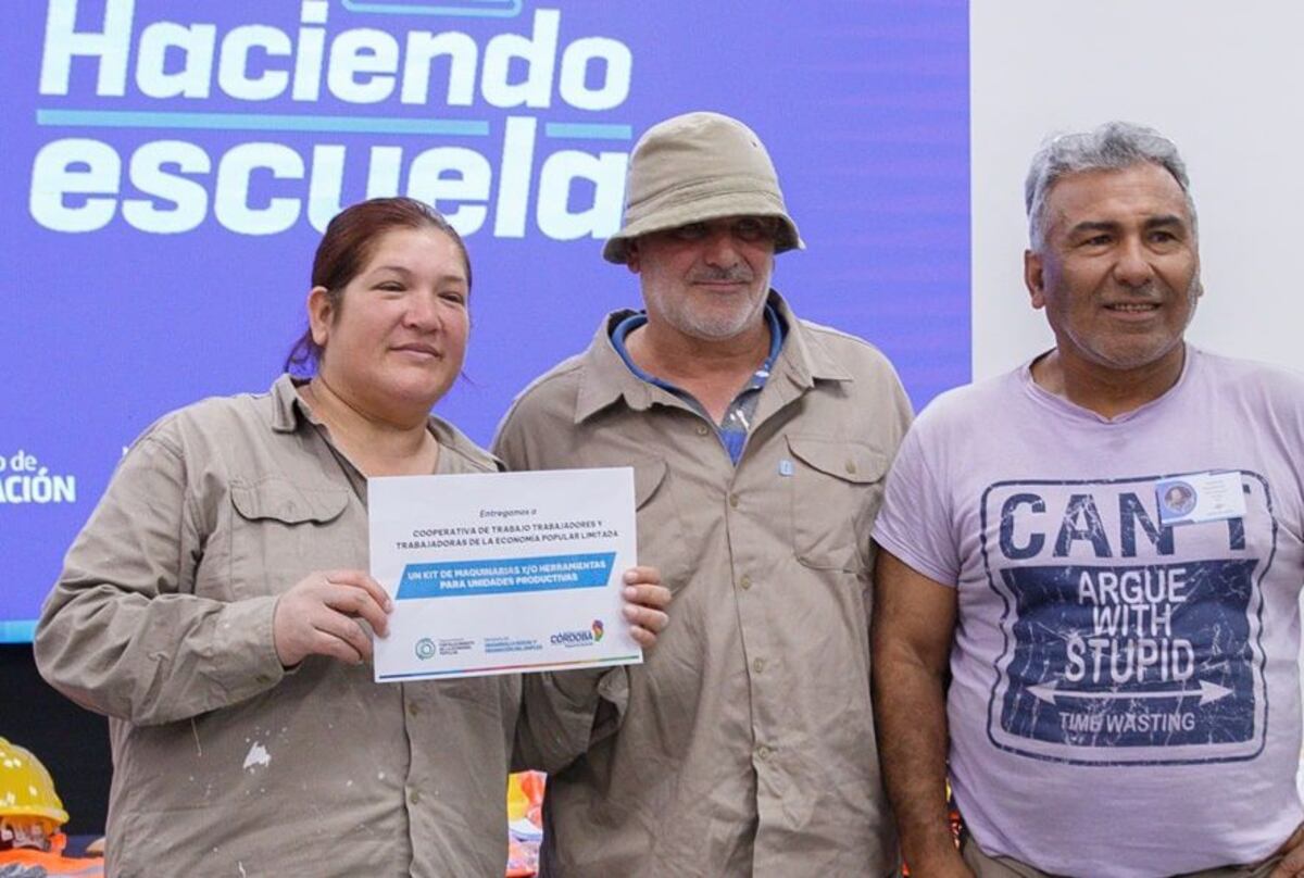 Trabajadores de cooperativas en reunión con el programa "Haciendo escuela" (Gentileza)