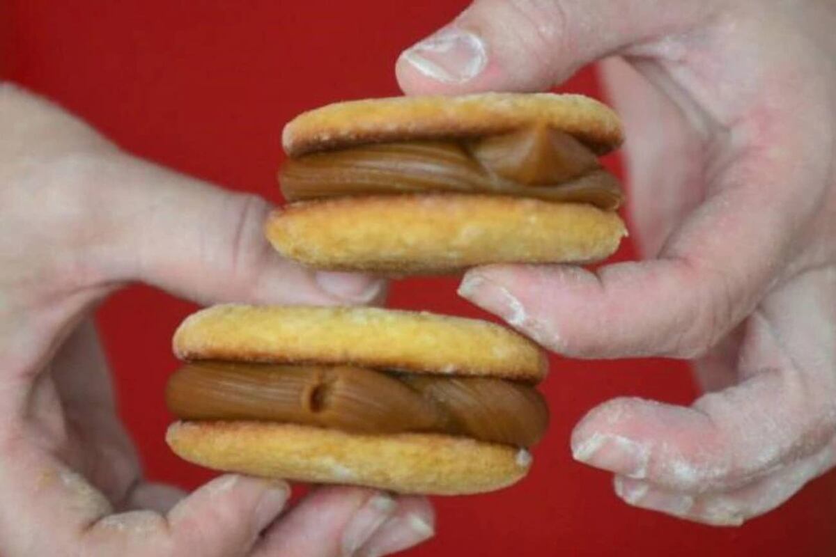 Paso a paso, cómo hacer alfajores de chocolate caseros, rellenos con dulce de leche. (La Voz)