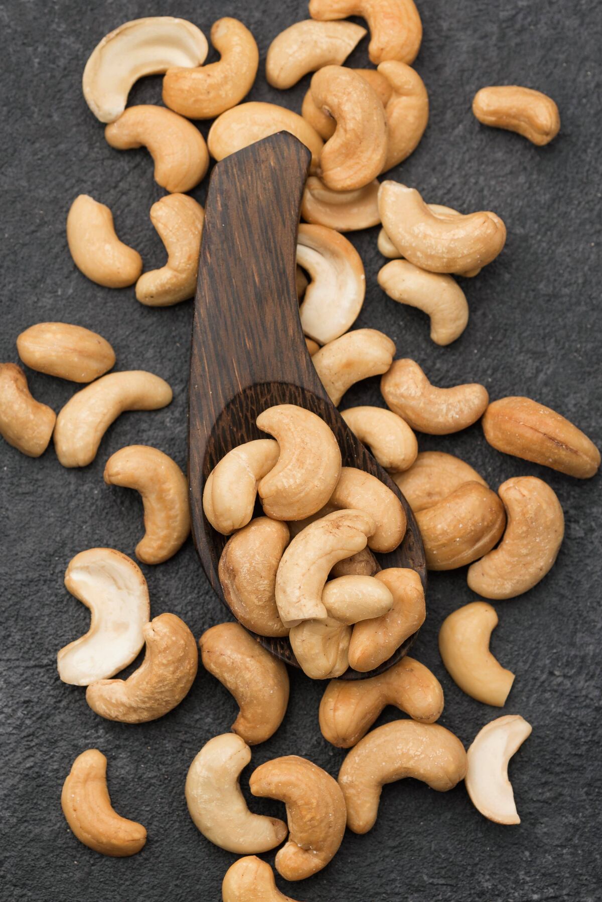 Las hojas y la corteza del árbol de cajú contienen compuestos antioxidantes capaces de frenar el estrés oxidativo y proteger a las células del envejecimiento prematuro. (Freepik)