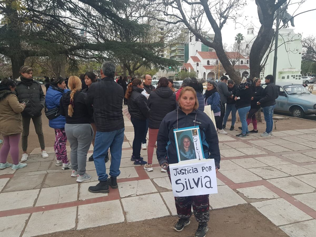 Reclamo de justicia por el femicidio de Silvia Fria. En la marcha, su hermana (La Voz)