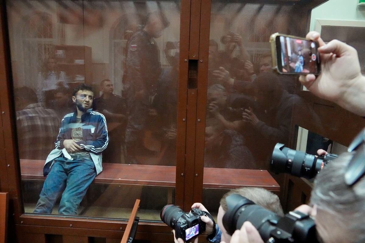 Un sospechoso del ataque cometido en el Crocus City Hall sentado en el juzgado este domingo en Moscú.
(AP / Alexander Zemlianichenko)