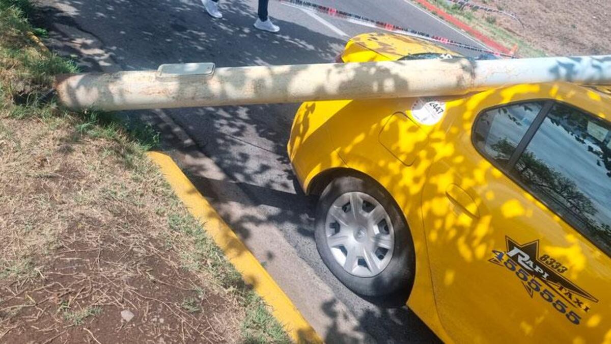 Así quedó el móvil tras la caída del poste. (El Doce)
