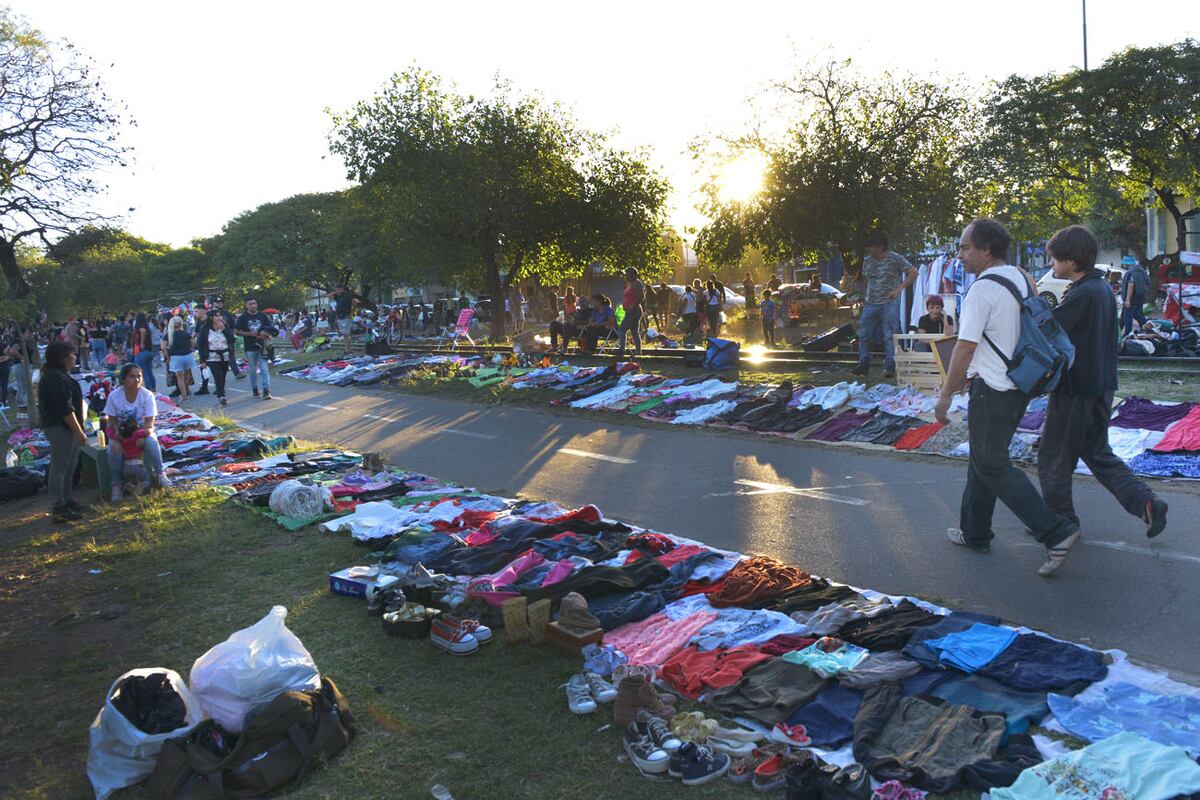 En la feria de la Bulnes se reúnen vecinos de los barrios colindantes para ofrecer todo tipo de productos, objetos y comidas. Foto Javier Ferreyra