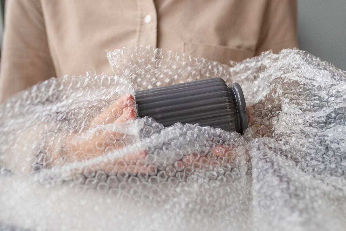 El plástico de burbujas no sólo protege objetos frágiles: también sirve para aislar, conservar calor y cuidar plantas del frío o la sequía. (Freepik)