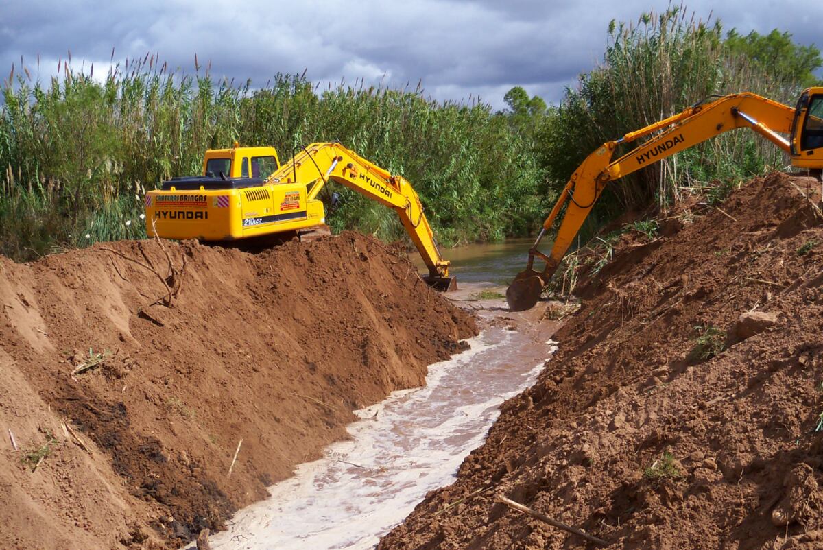 Los consorcios camineros trabajan junto al Gobierno provincial para la conservación, mejora y reparación de unos 58 mil kilómetros de caminos rurales distribuidos en todo el territorio cordobés.