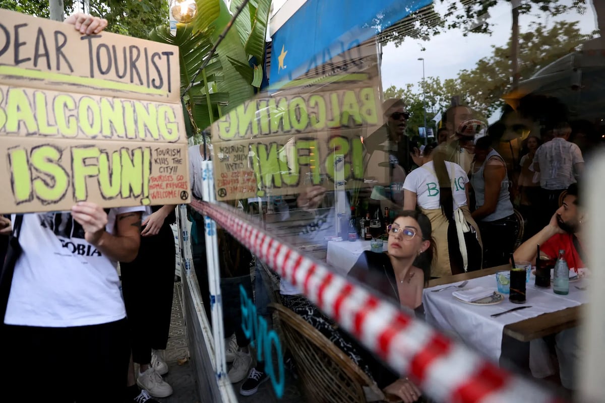 Los manifestantes que protestaban contra el turismo masivo, la escasez de viviendas y los altos costos de vida rociaron con pistolas de agua a las personas que cenaban en restaurantes de la ciudad. (Foto:Bruna Casas/Reuters)