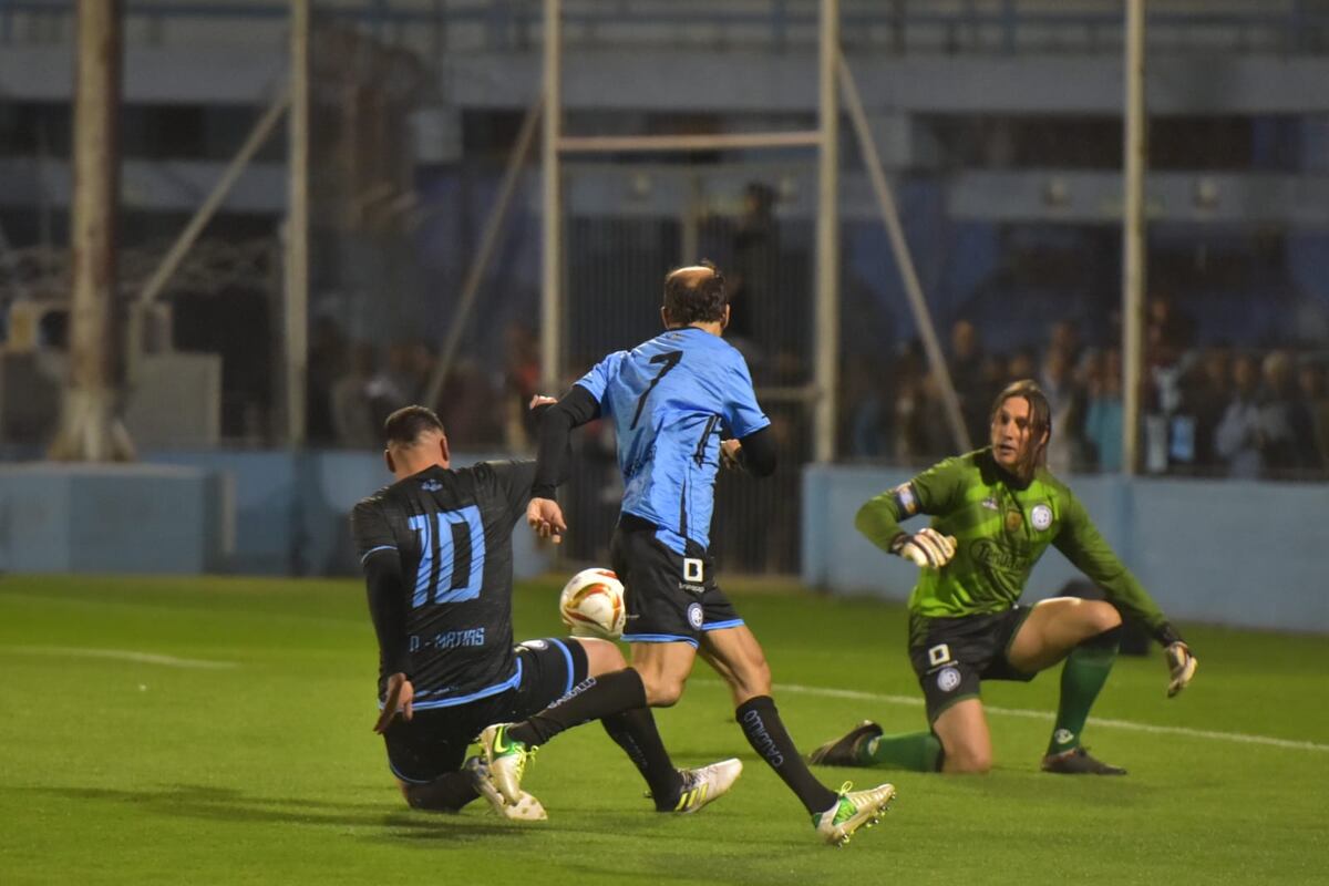 Olave volvió a calzarse los cortos y los guantes en el Gigante de Alberdi para acompañar a Gigli y Frangipane en su partido despedida. (Facundo Luque/La Voz)
