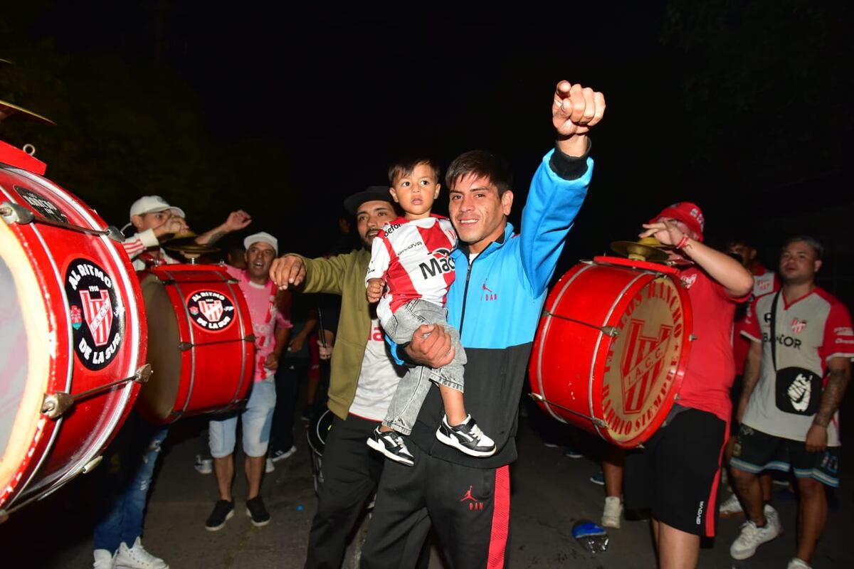 Hinchas de Instituto en la previa del partido con Central Córdoba por el Torneo Apertura. (Jorge Peñalba / La Voz)