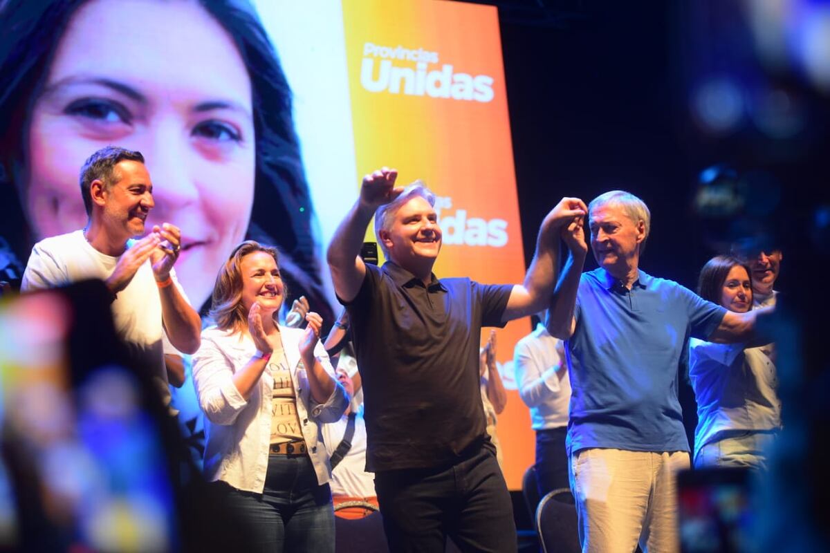 Cierre en Córdoba. Con una encendido discurso, ante una multitud en la Plaza de la Música, el gobernador Martín Llayora pidiól el voto por Juan Schiaretti y Provincias Unidas. (Javier Ferreyra)