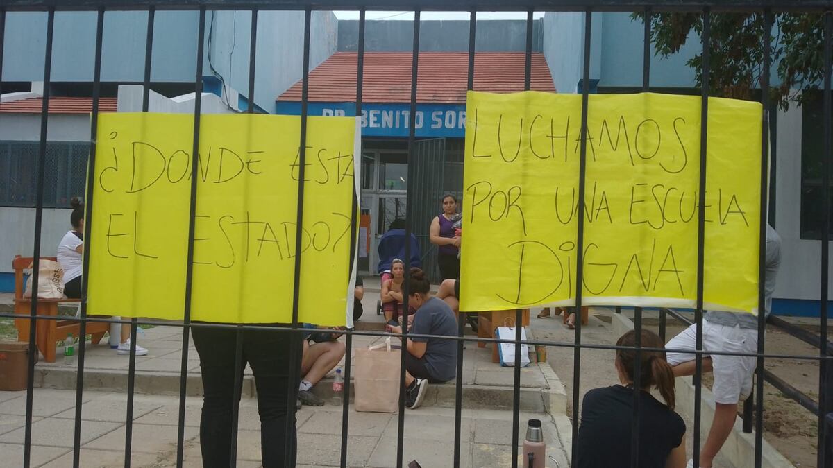 Escuela Doctor Benito Soria tomada por  grupo de padres. (Gentileza)