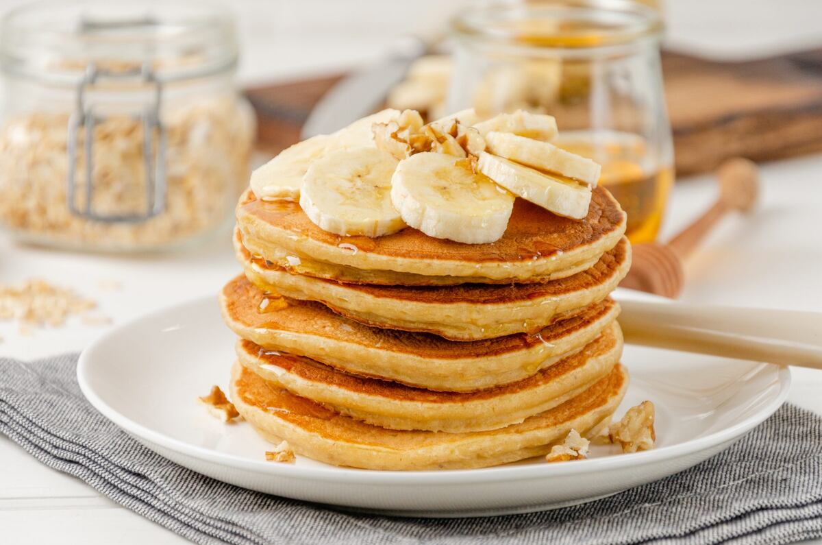 Pancakes de banana y huevo, ideal para arrancar el día de forma saludable.