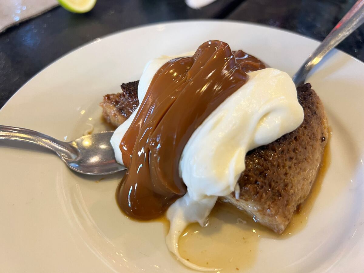 Flan casero con dulce de leche y crema.
