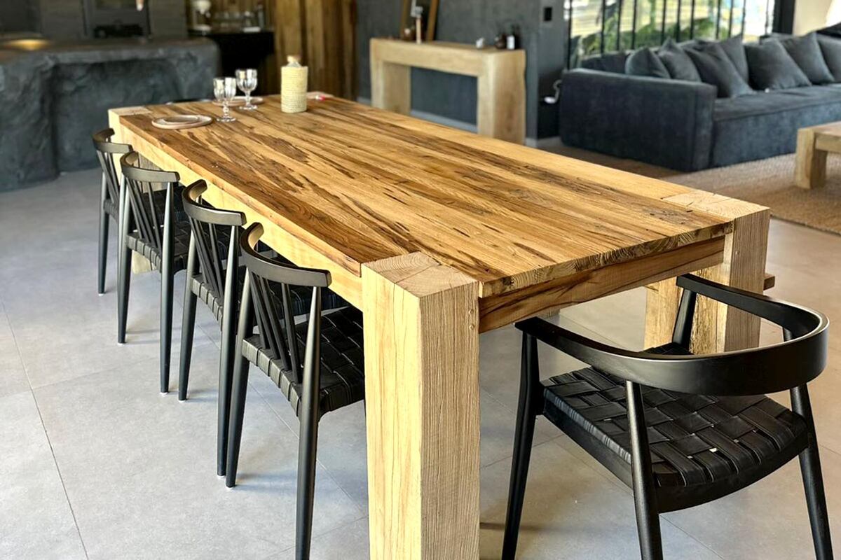El encanto de la mesa de madera en toda su expresión, conjugado con sillas de otro material.