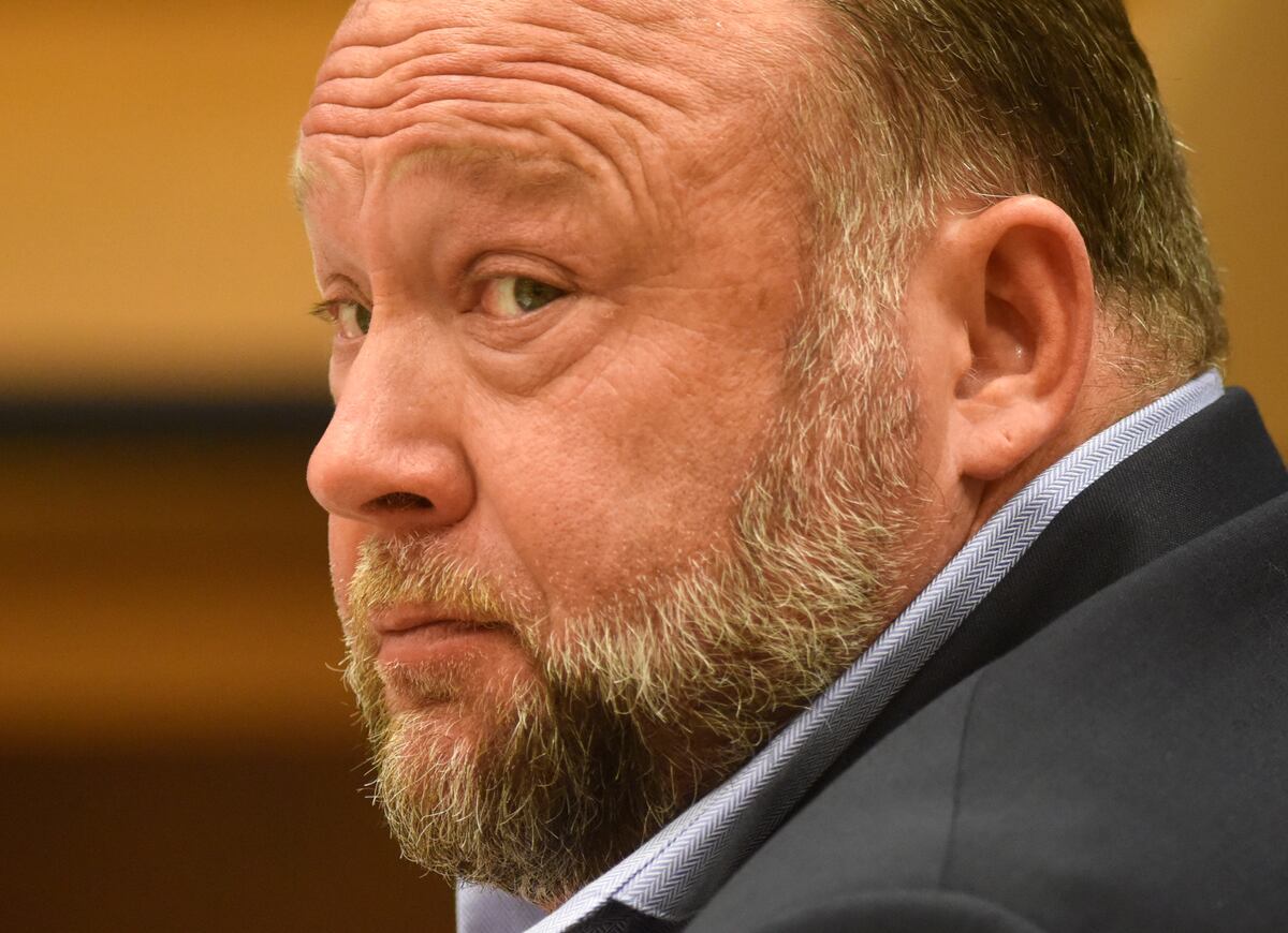 Alex Jones. (Tyler Sizemore/Hearst Connecticut Media vía AP, Pool/Archivo)
