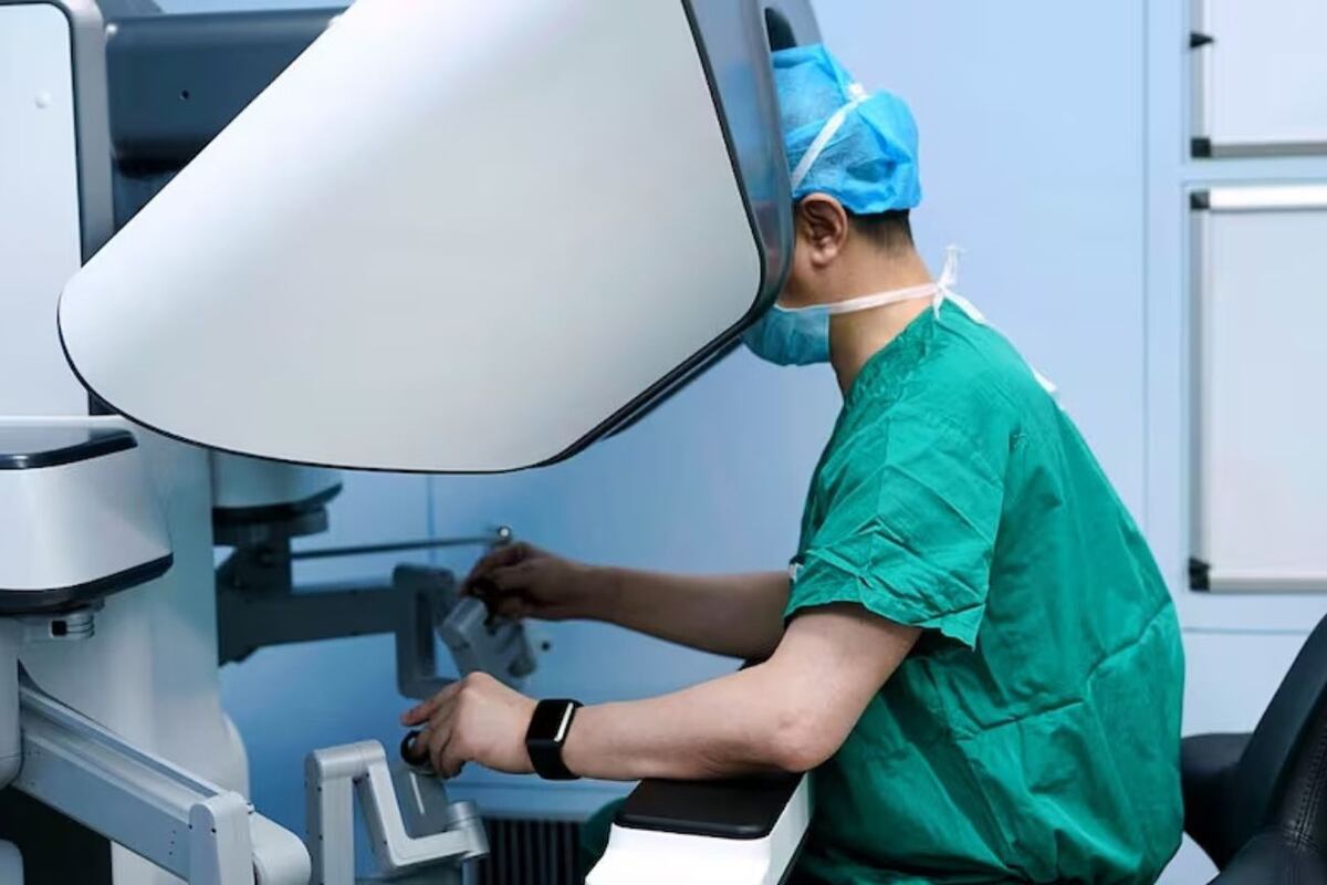 “El sistema robótico permite a los cirujanos realizar maniobras de máxima precisión, con procedimientos mínimamente invasivos que reducen el dolor y aceleran la recuperación de los pacientes.”