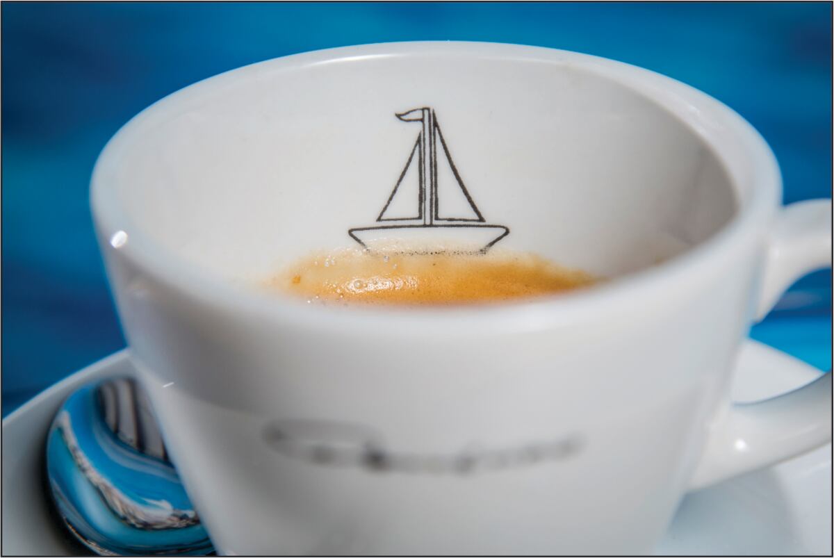 El diseño de las tazas está pensado para vivir una nueva experiencia, a medida que se va ingiriendo comienza a descubrirse un barco sobre las ondas del café. (Foto: Circom/ Doménico café)
