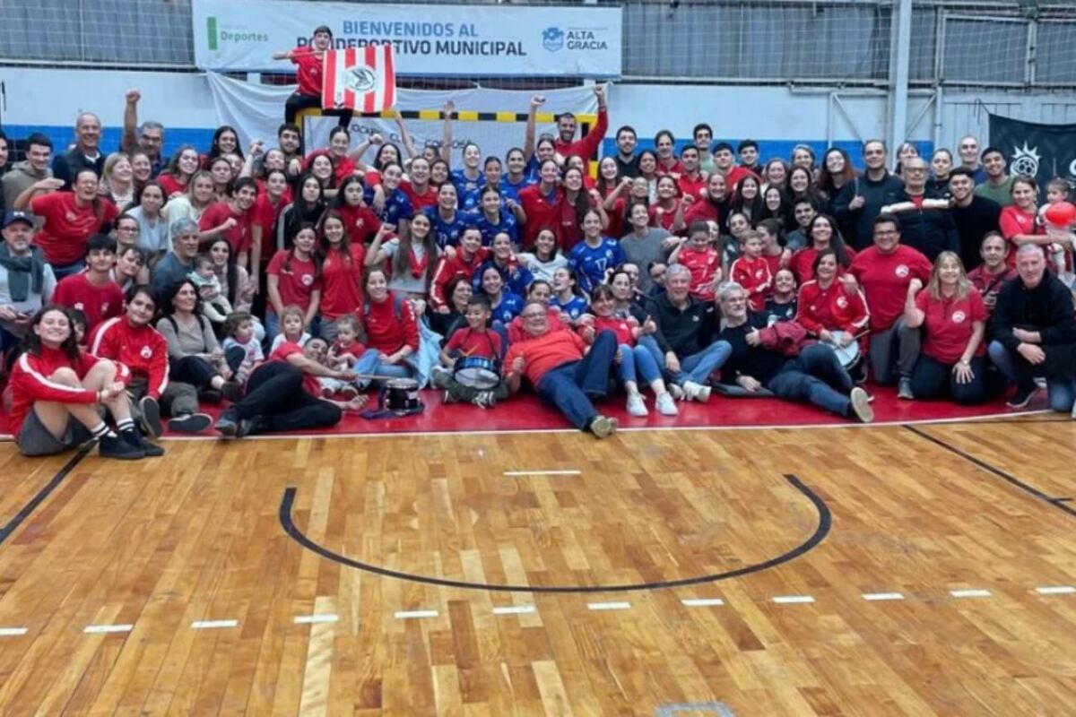 Las jugadoras de Jockey CC, subcampeonas del Nacional de Clubes A de handball, junto a sus familias y amigos. (Gentileza Instagram @giasomavilla).