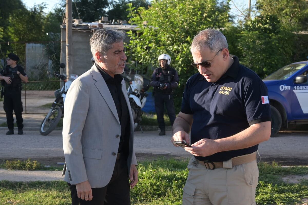 El ministro de Seguridad, Juan Pablo Quinteros, junto al jefe de Investigaciones Criminales, Alberto Bietti. (Policía)