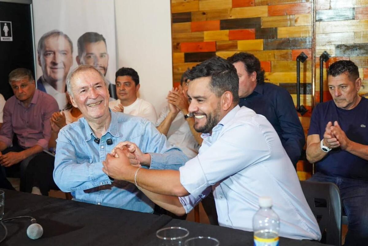 Respuesta. Desde Tanti, donde fue recibido por el intendente radical Emiliano Paredes, que apoya a Provincia Unidas, Juan Schiaretti le respondió a Milei.