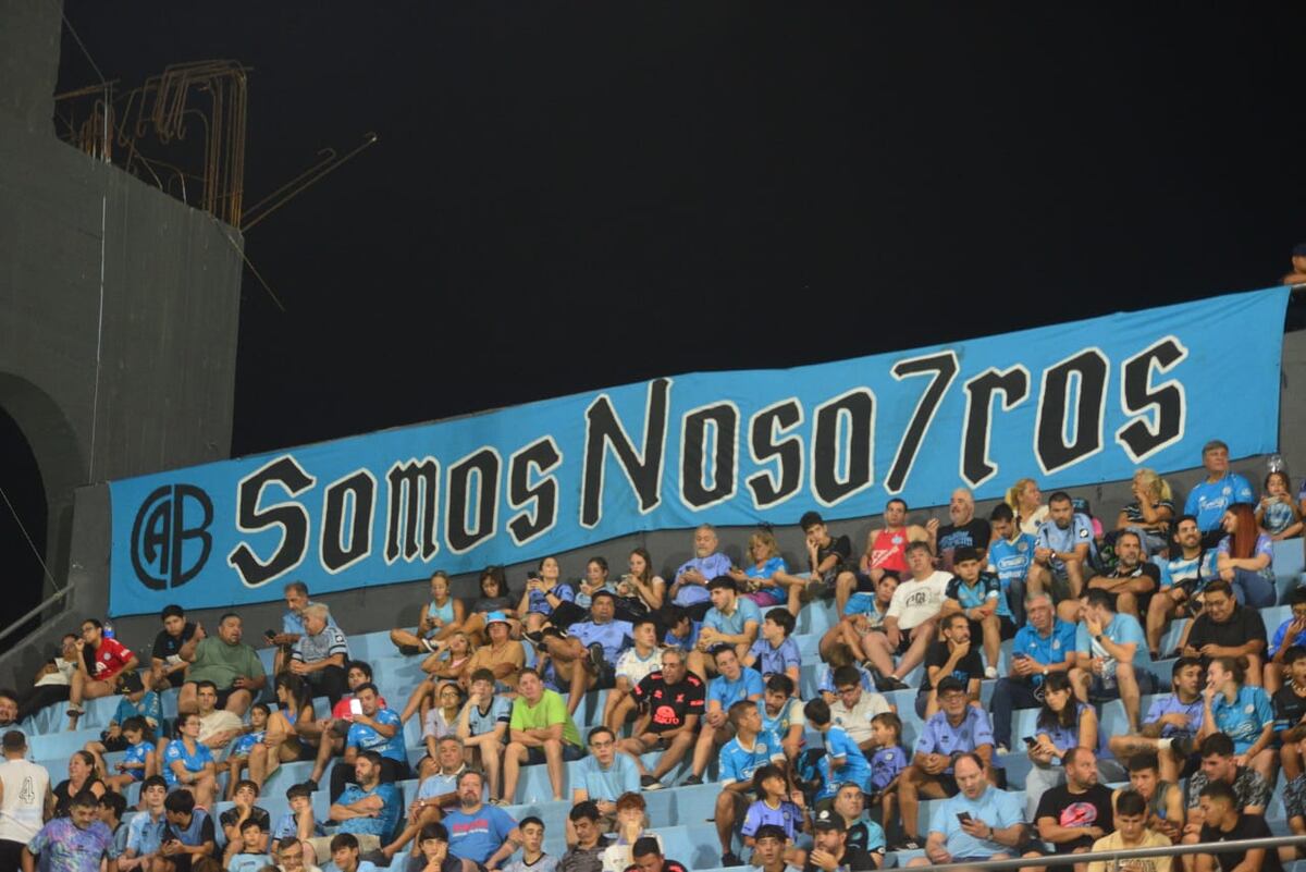 Las banderas de Belgrano en el Gigante de Alberdi en el partido ante Sarmiento por la Copa de la Liga Profesional 2024. (Javier Ferreyra / La Voz)