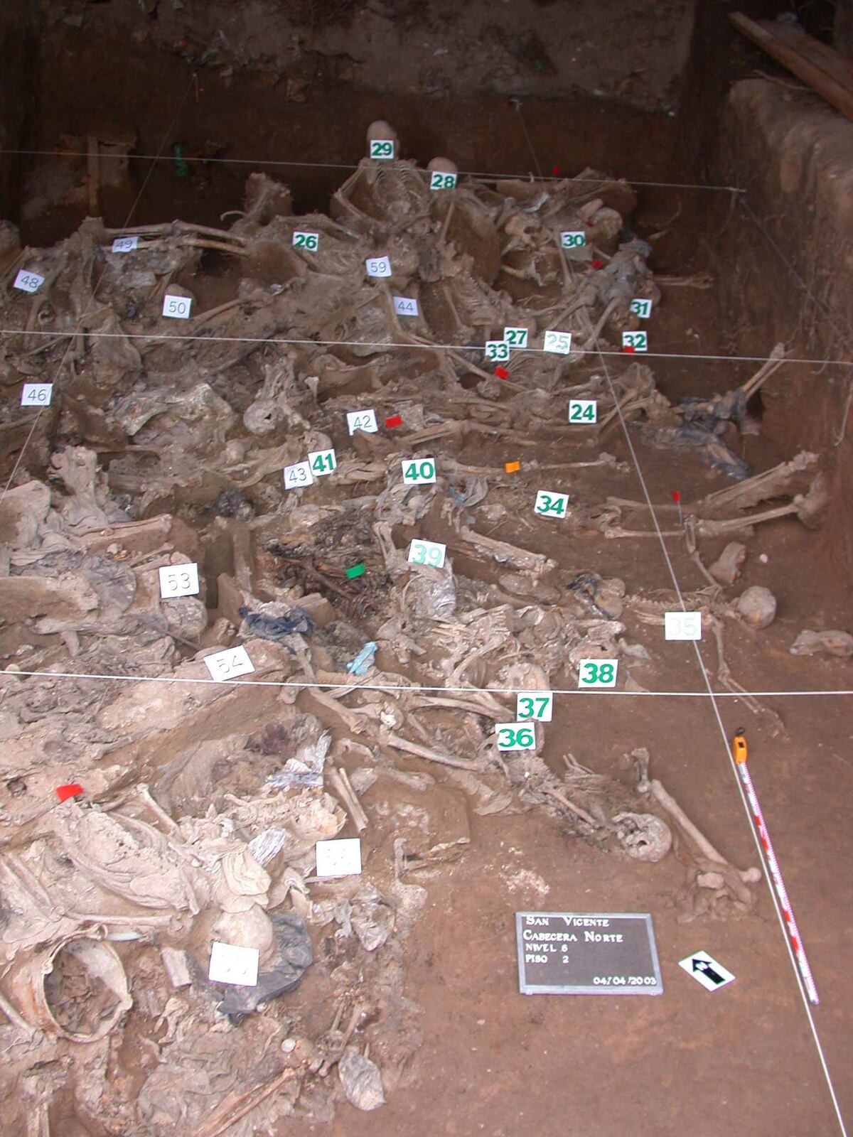 Las fotos del Equipo Argentino de Antropología Forense que entregaron a La Voz en 2003 sobre las fosas comunes en el cementerio San Vicente. (Archivo / La Voz)