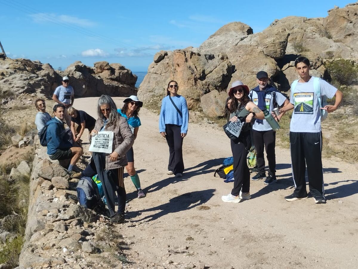 PEREGRINACIÓN QUE RECIENTEMENTE HICIERON LOS FAMILIARES DE ALEJANDRA BENGOA DESDEALTAS CUMBRES HASTA VILLA CURA BROCHERO, PIDIENDOJUSTICIA. (Gentileza)