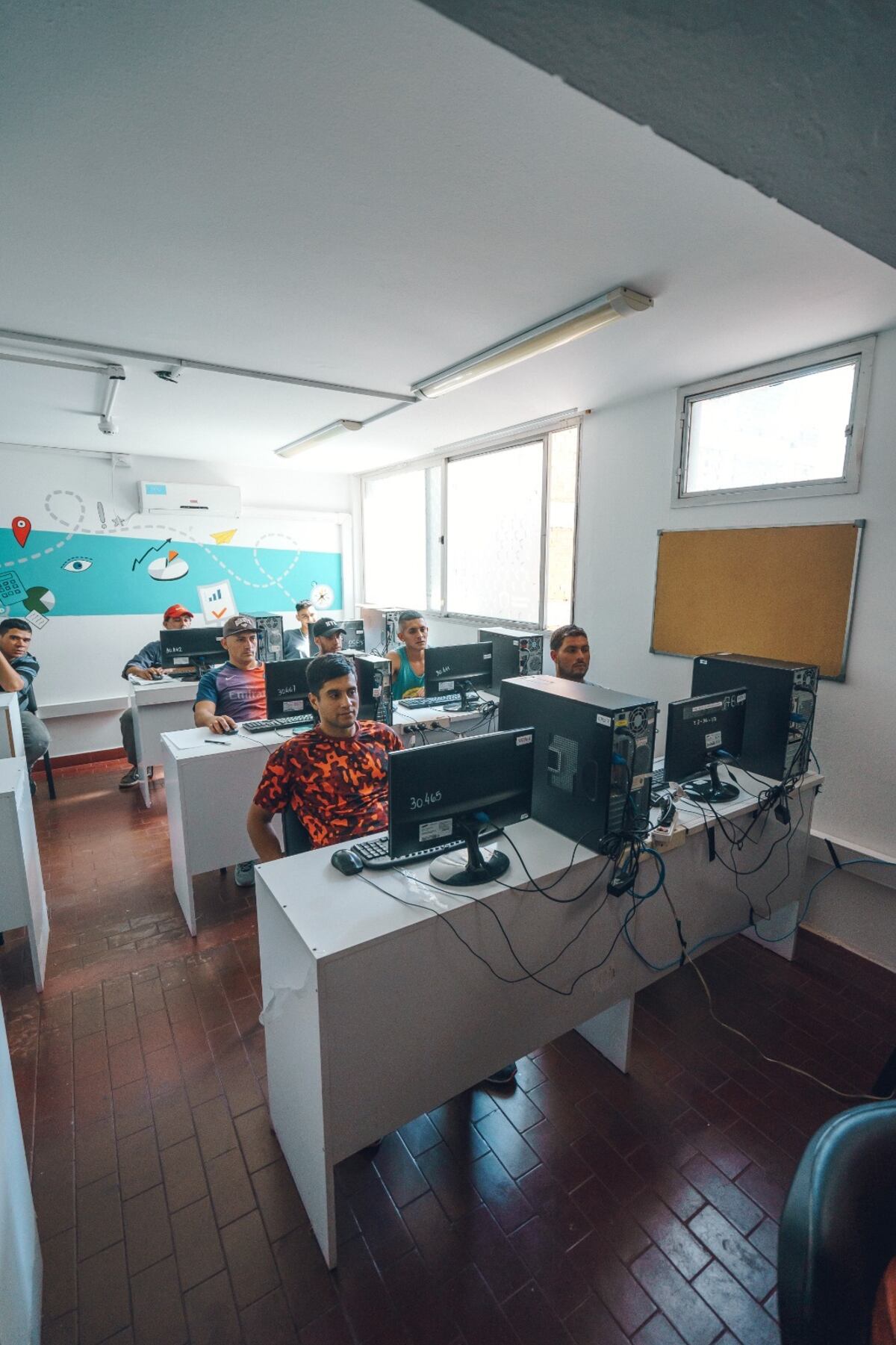Jóvenes de la fundación del padre Oberlin asisten a formación en cerrajería.
