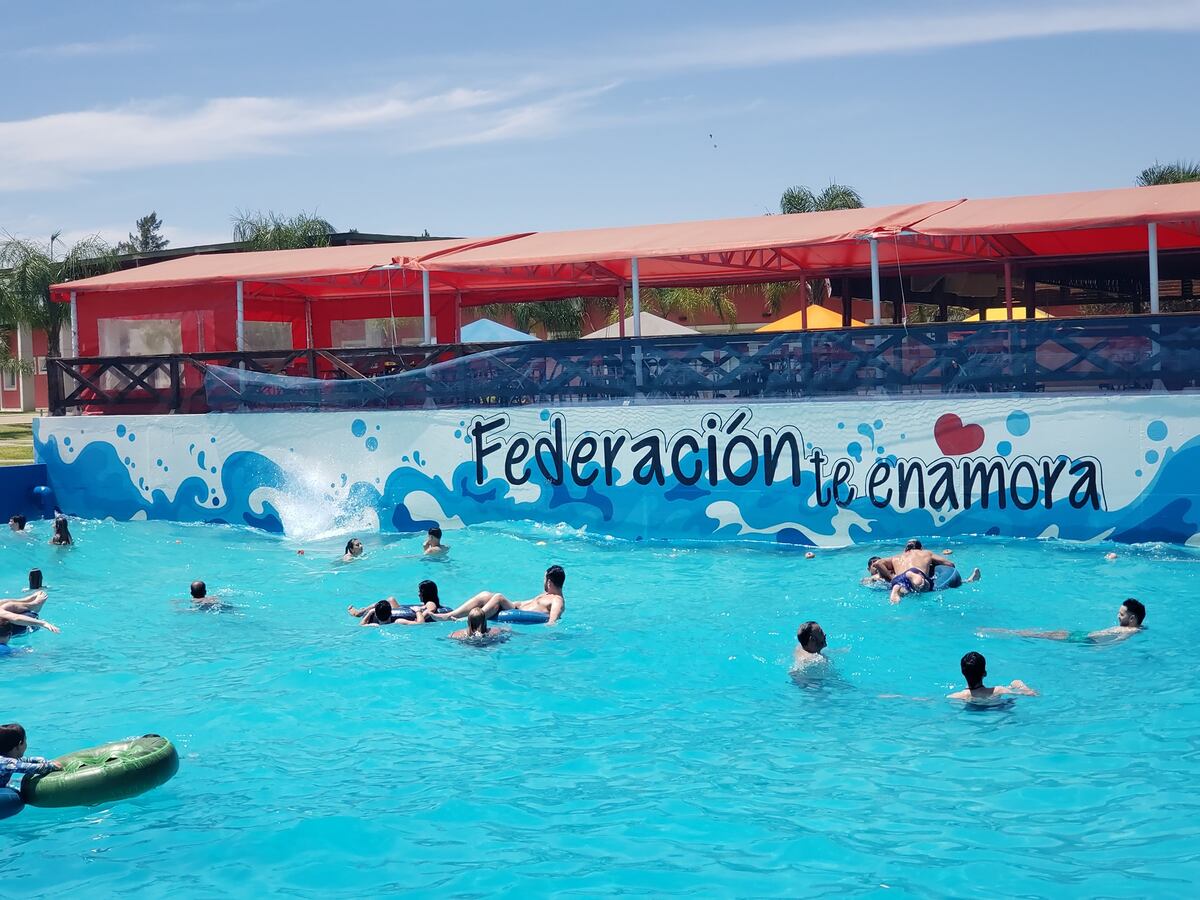 Parque acuático en Federación. Piscina de olas gigantes.