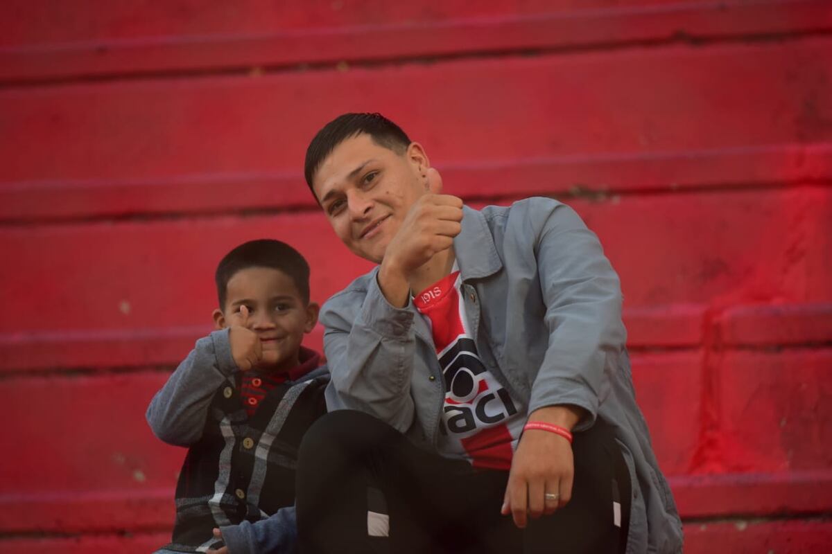 Copa Córdoba. Los hinchas de Instituto en el Monumental de Alta Córdoba, antes del partido con Talleres. (Javier Ferreyra / La Voz)