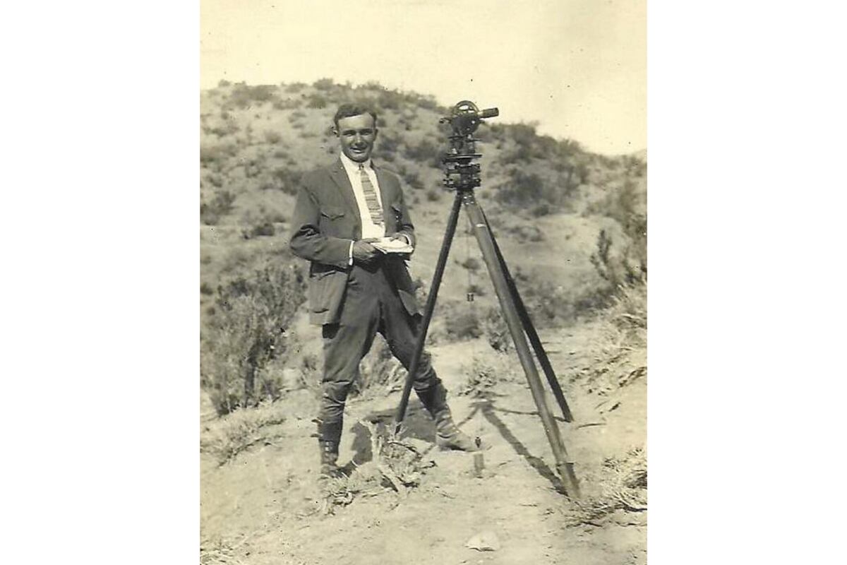 Agrimensor realizando relevamientos para YPF en la Patagonia argentina.(Foto: archivo histórico de la Ciudad de Cutral Co)