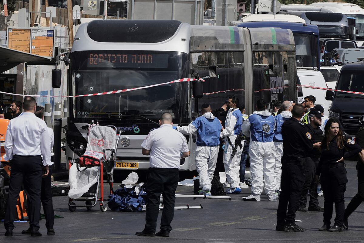 La policía israelí y los equipos de rescate inspeccionan el lugar de un tiroteo perpetrado por dos palestinos armados, en el que murieron varias personas y otras resultaron heridas en una parada de autobús en Jerusalén, el lunes 8 de septiembre de 2025. (Foto AP/Mahmoud Illean)