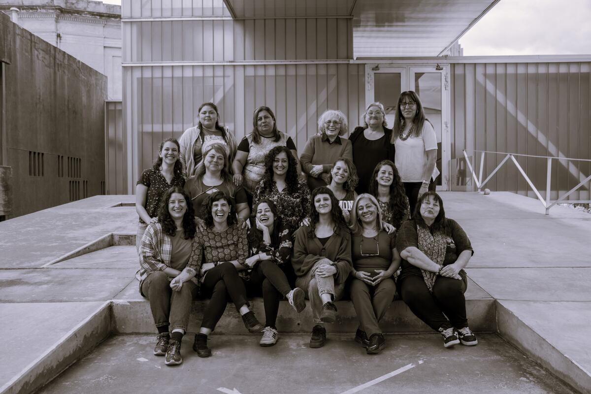 Las Bordadoras del Museo, sonrientes. (Museo Emilio Caraffa/ Carione Ialberto Silva)