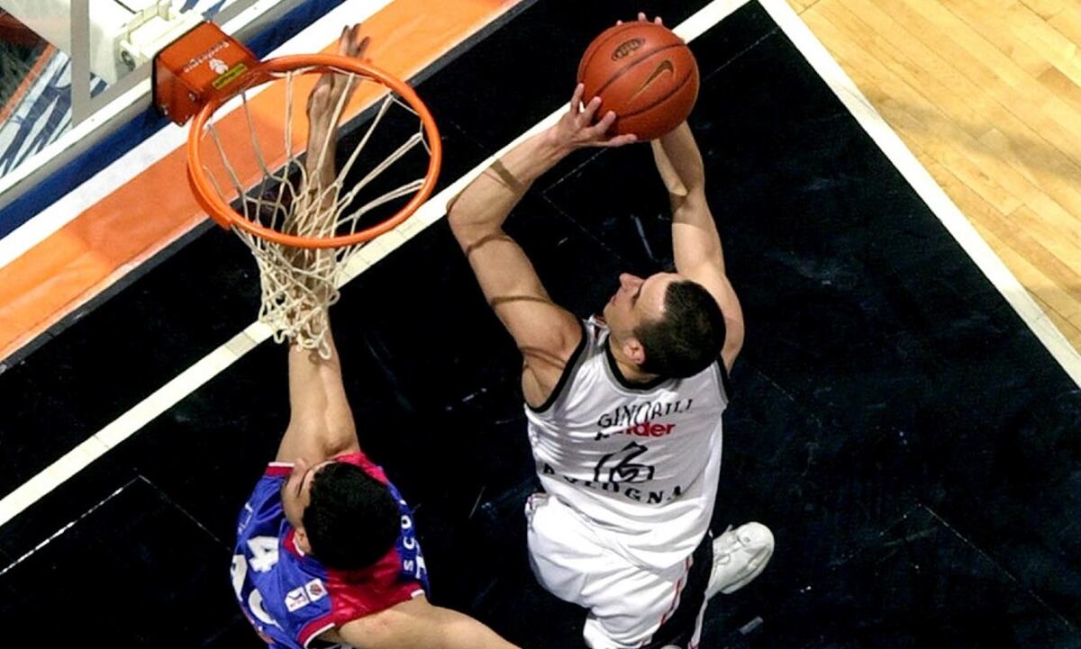 Manu Ginóbili anotando ante Luis Scola en la final del 2001 que Virtus Bologna le ganó al Tau Cerámica. (Euroliga)