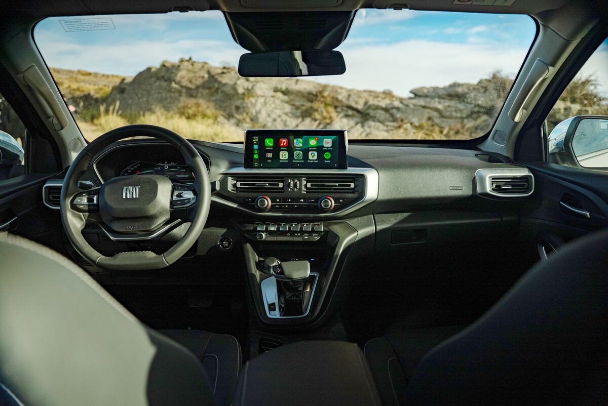 Así es el interior de la Fiat Titano: la versión Ranch incorpora asistencias a la conducción como frenado autónomo de emergencia o control de velocidad crucero adaptativo.