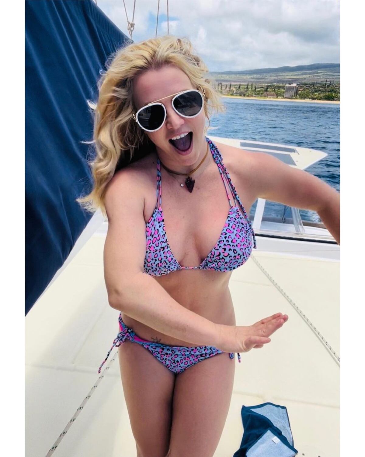 Desde un yate, Britney Spears posó con frutas como bikini y fue capitana de barco por primera vez.