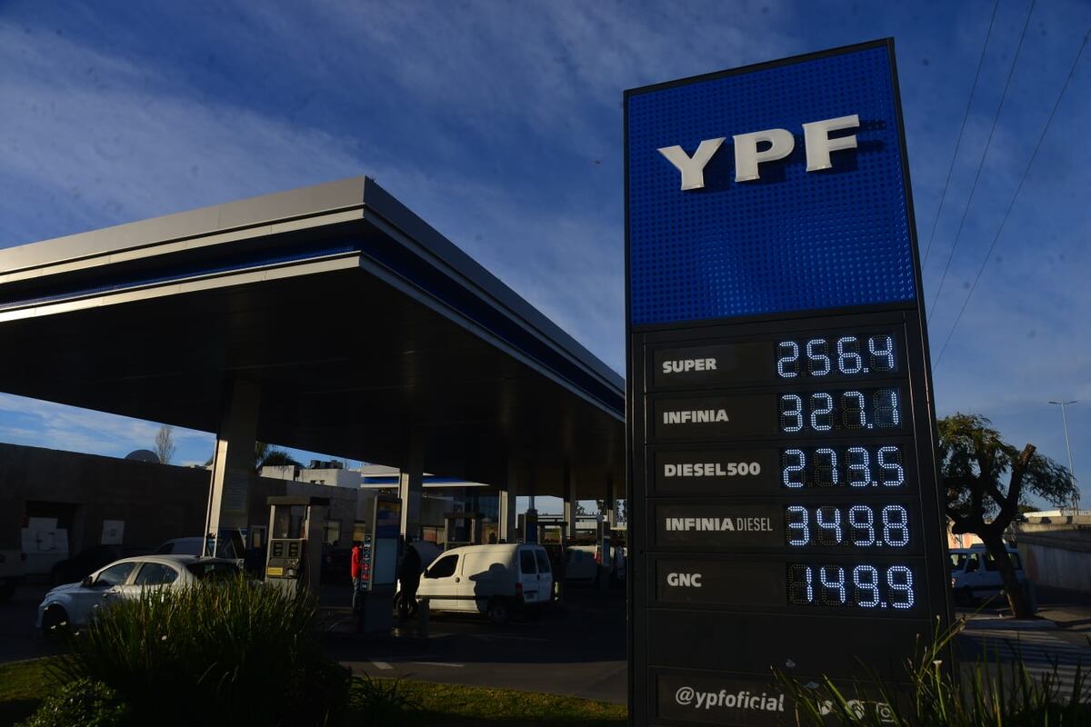 Finalizó el acuerdo por el precio de los combustibles. El panorama este martes en las estaciones de servicio. (Nico Bravo/La Voz)
