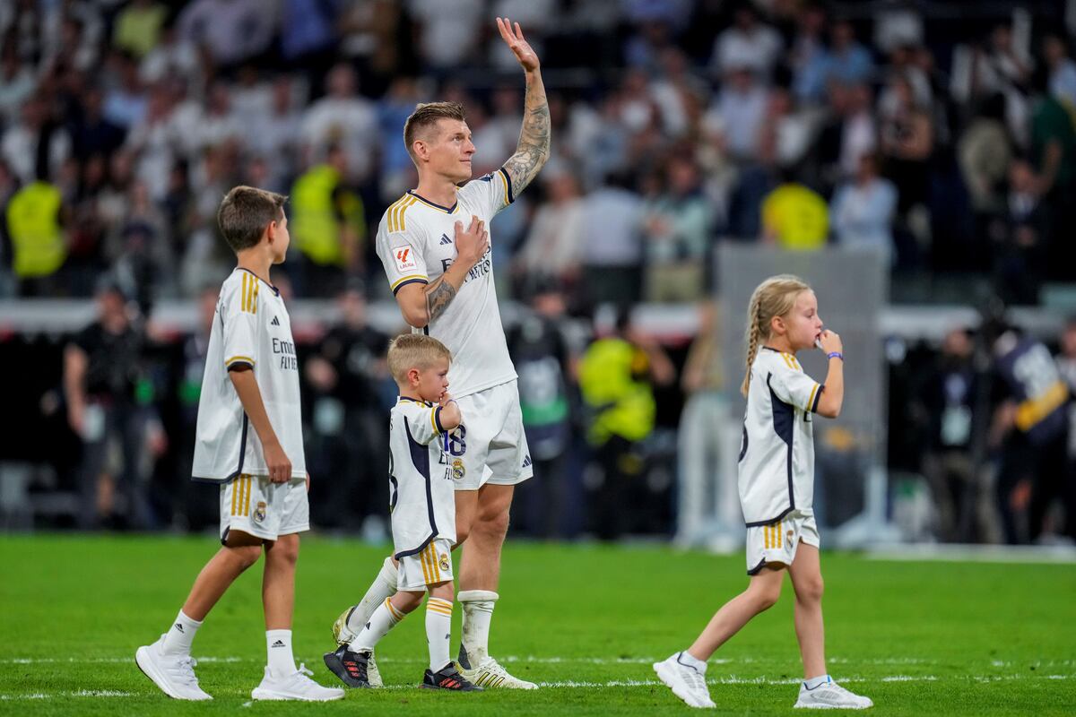 Toni Kroos, su despedida del Bernabéu acompañado por sus hijos. (AP)