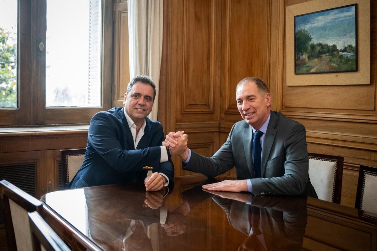 Saludo. Lisandro Catalán, ministro del Interior saliente, se despidió de su reemplazante, Diego Santilli, que demorará unos días en jurar.