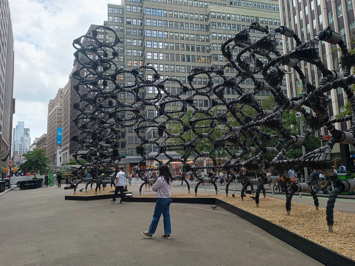 En Broadway se viene llevando a cabo un proceso de reducir el espacio destinado a autos, aumentándolo para peatones y ciclistas (Diego Marconetti / La Voz).