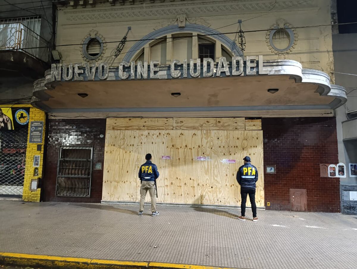 Los dueños del cine porno, que era una fachada por trata de personas y explotación sexual, fueron detenidos. (Ministerio de Seguridad)
